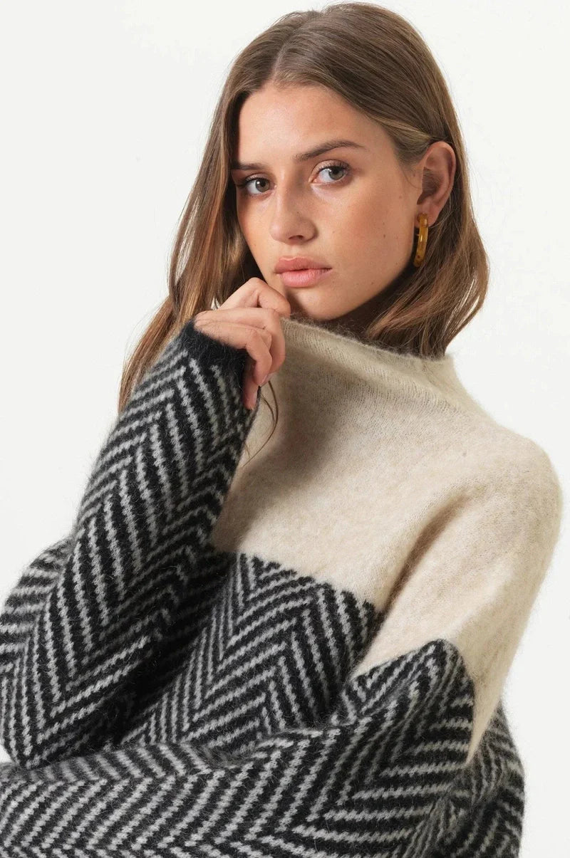 Ella - Women's Cozy Cashmere Sweater with High Collar and Herringbone Design